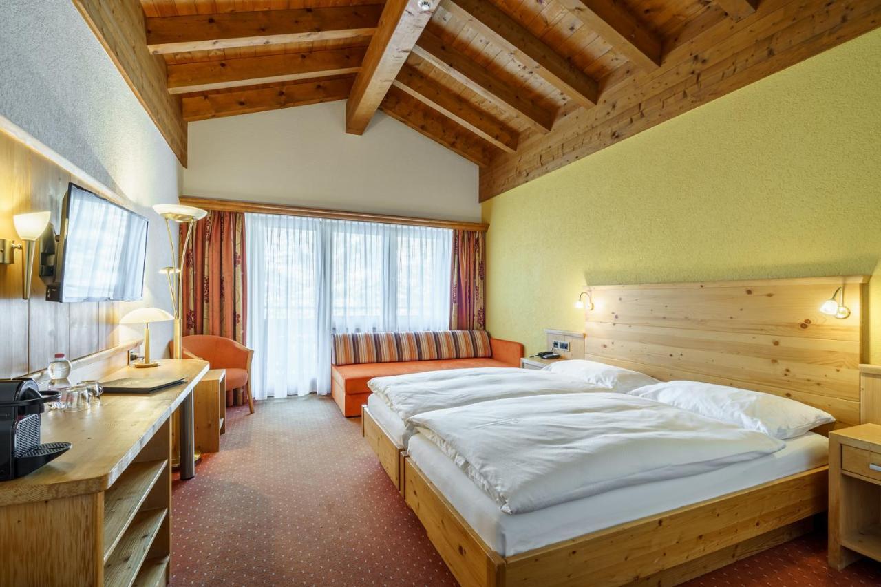 Dreibettzimmer mit Balkon oder Terrasse im Erdgeschoss
