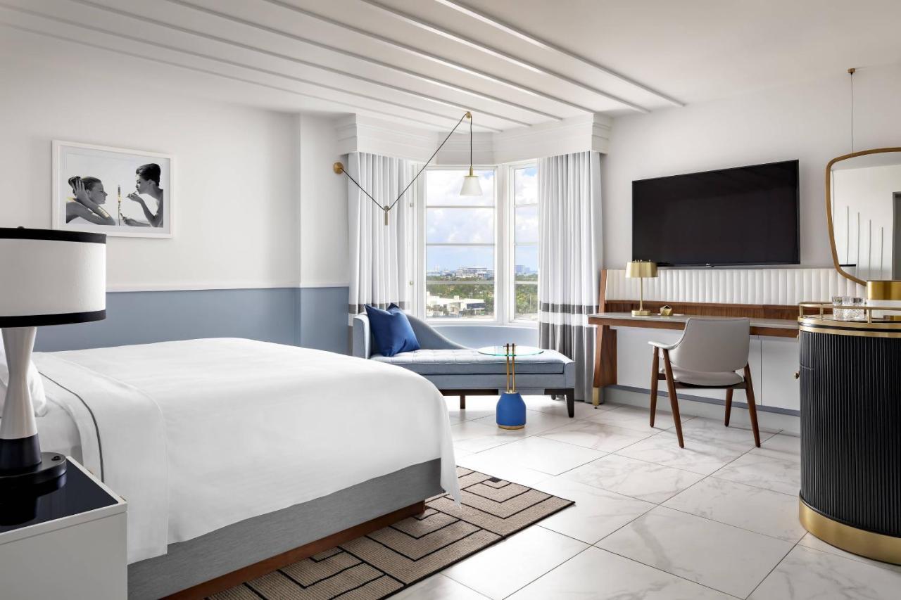 Zimmer mit Kingsize-Bett und Stadtblick