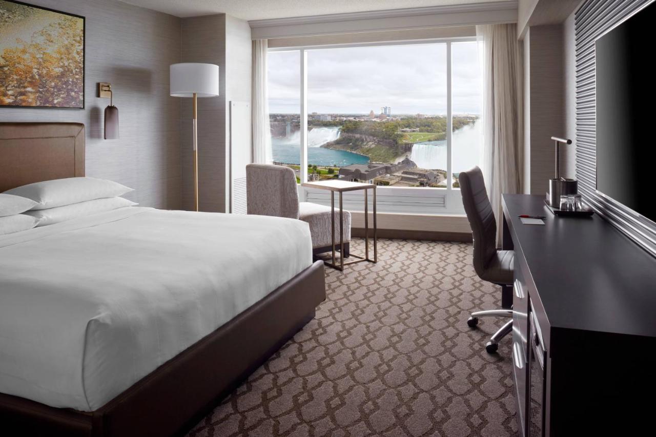 Zimmer mit Kingsize-Bett, Whirlpool und Blick auf den Wasserfall