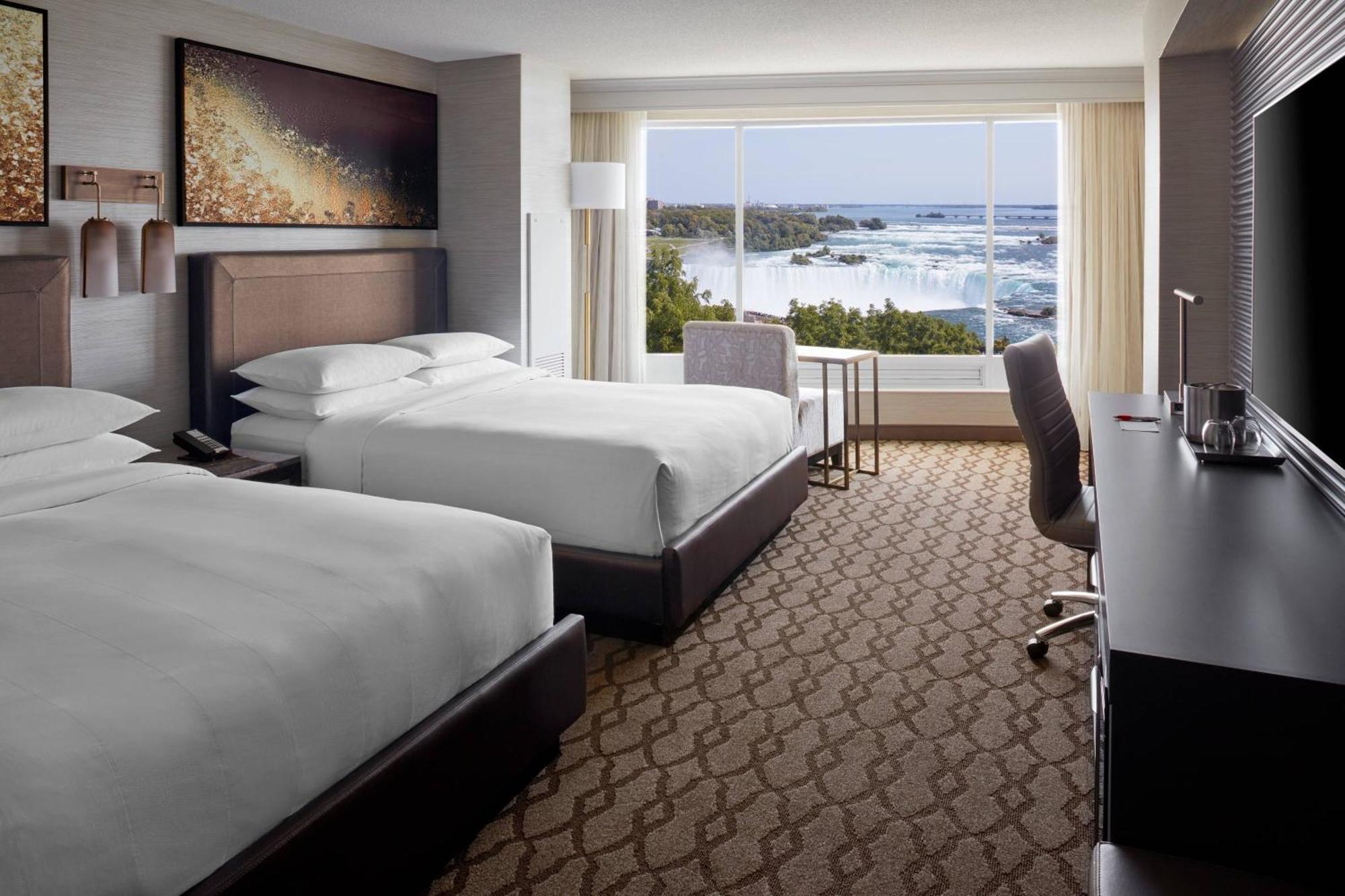 Zimmer mit 2 Queensize-Betten und Blick auf den Wasserfall