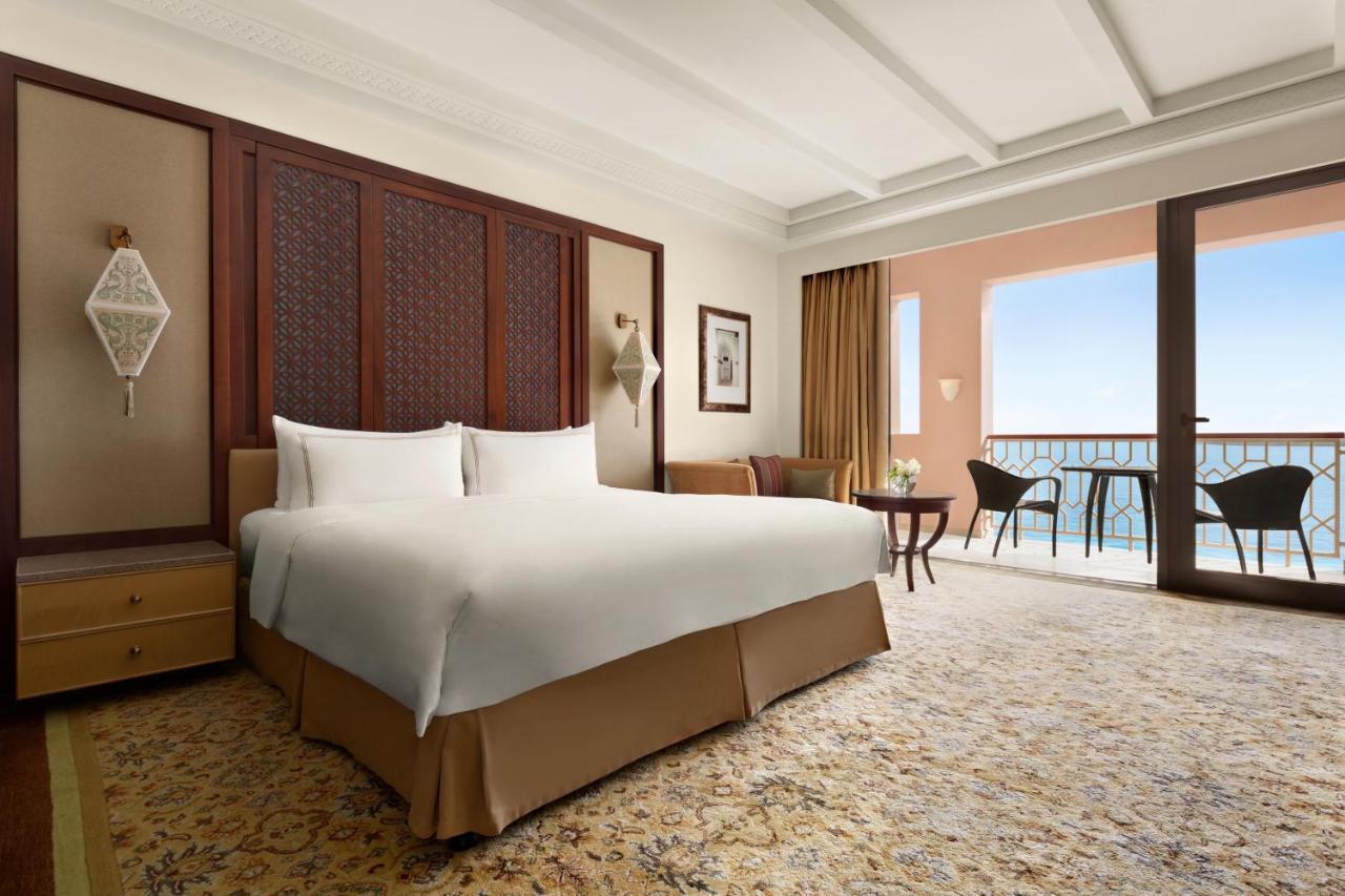 Premier Zimmer mit Kingsize-Bett und Panoramablick auf das Meer