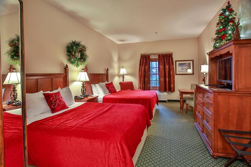 Two Queen Beds No Balcony