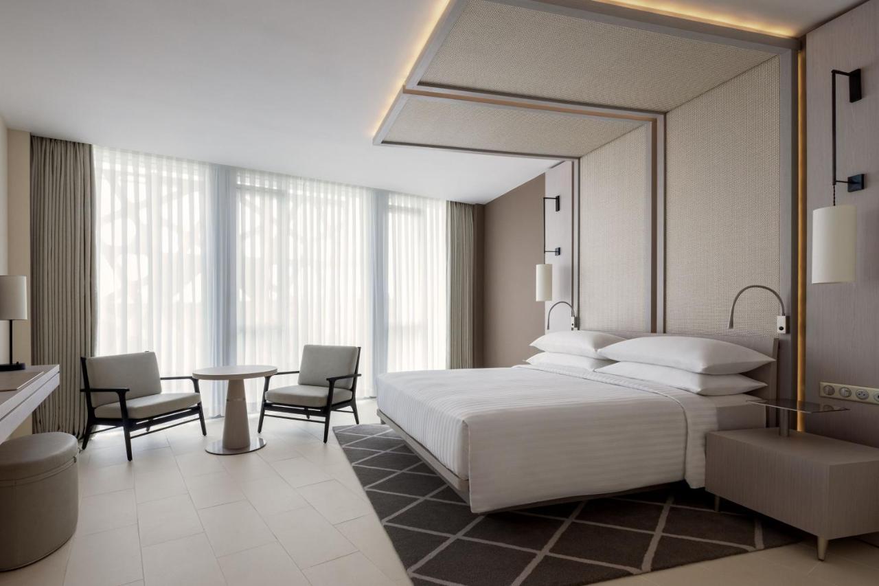 Deluxe Zimmer mit Kingsize-Bett und Poolblick.