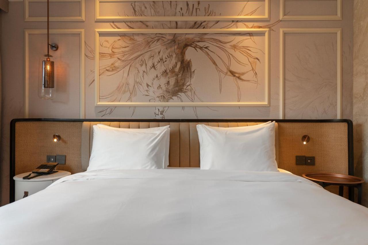Deluxe Zimmer mit Kingsize-Bett und Straßenblick