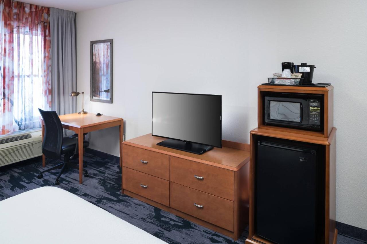 Zimmer mit Queensize-Bett und Schlafsofa