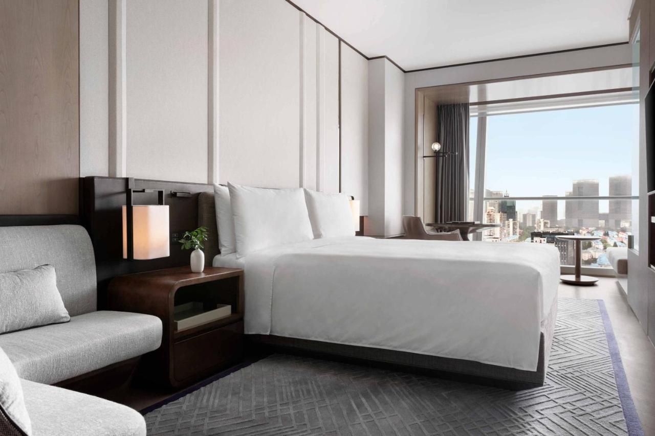 Deluxe Zimmer mit Kingsize-Bett und Stadtblick