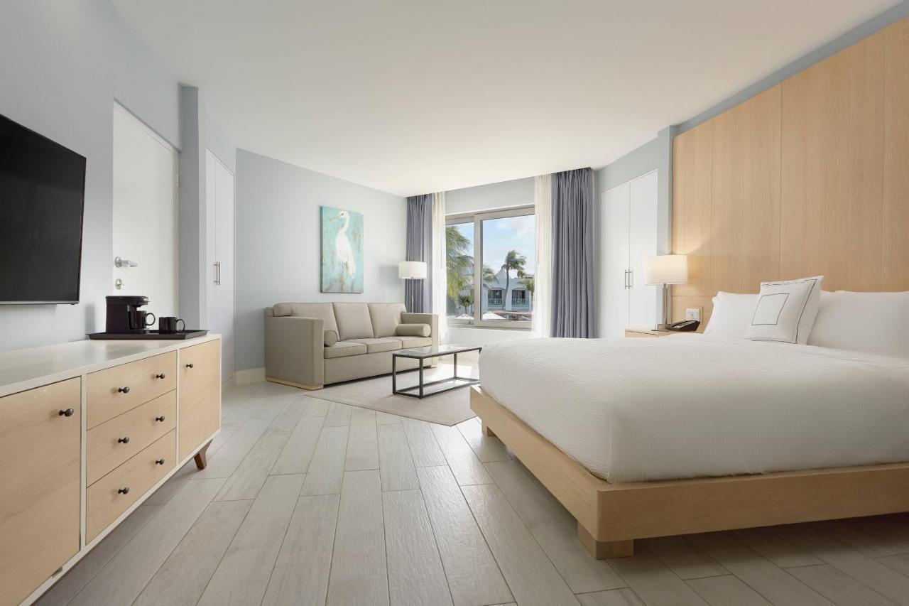 Zimmer mit Kingsize-Bett und Schlafsofa sowie Poolblick