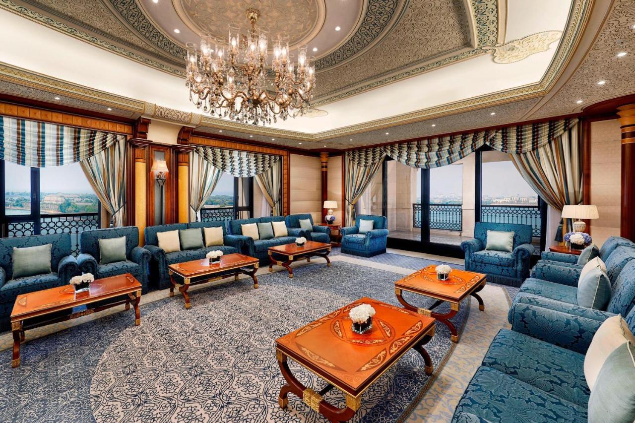 Royal Suite mit einem Schlafzimmer, Kingsize-Bett und Balkon