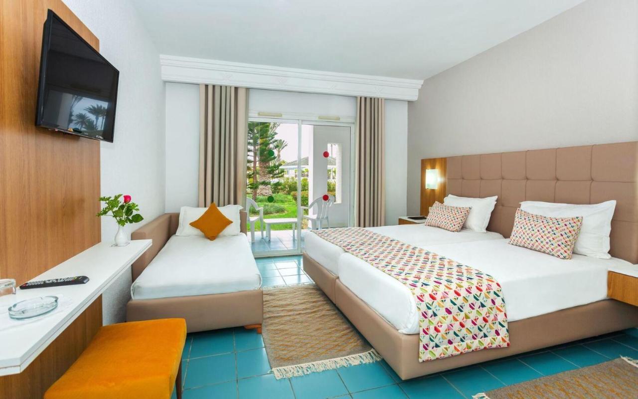 Dreibettzimmer mit Poolblick