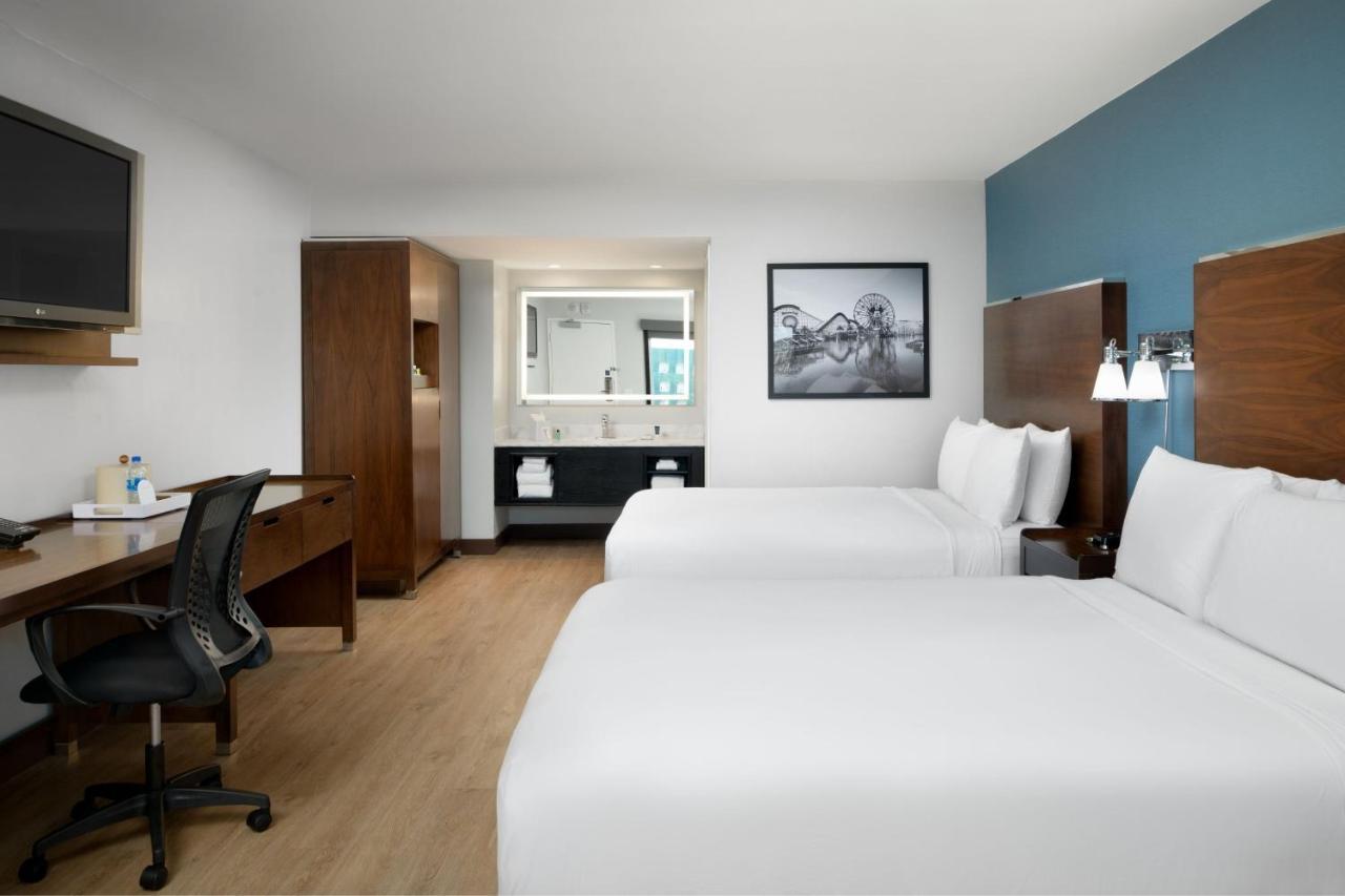 Zimmer mit 2 Queensize-Betten und Poolblick