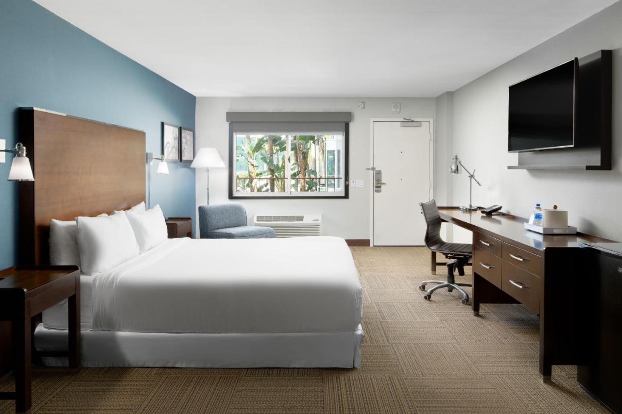 Zimmer mit 1 Kingsize-Bett, Schlafsofa und Stadtblick