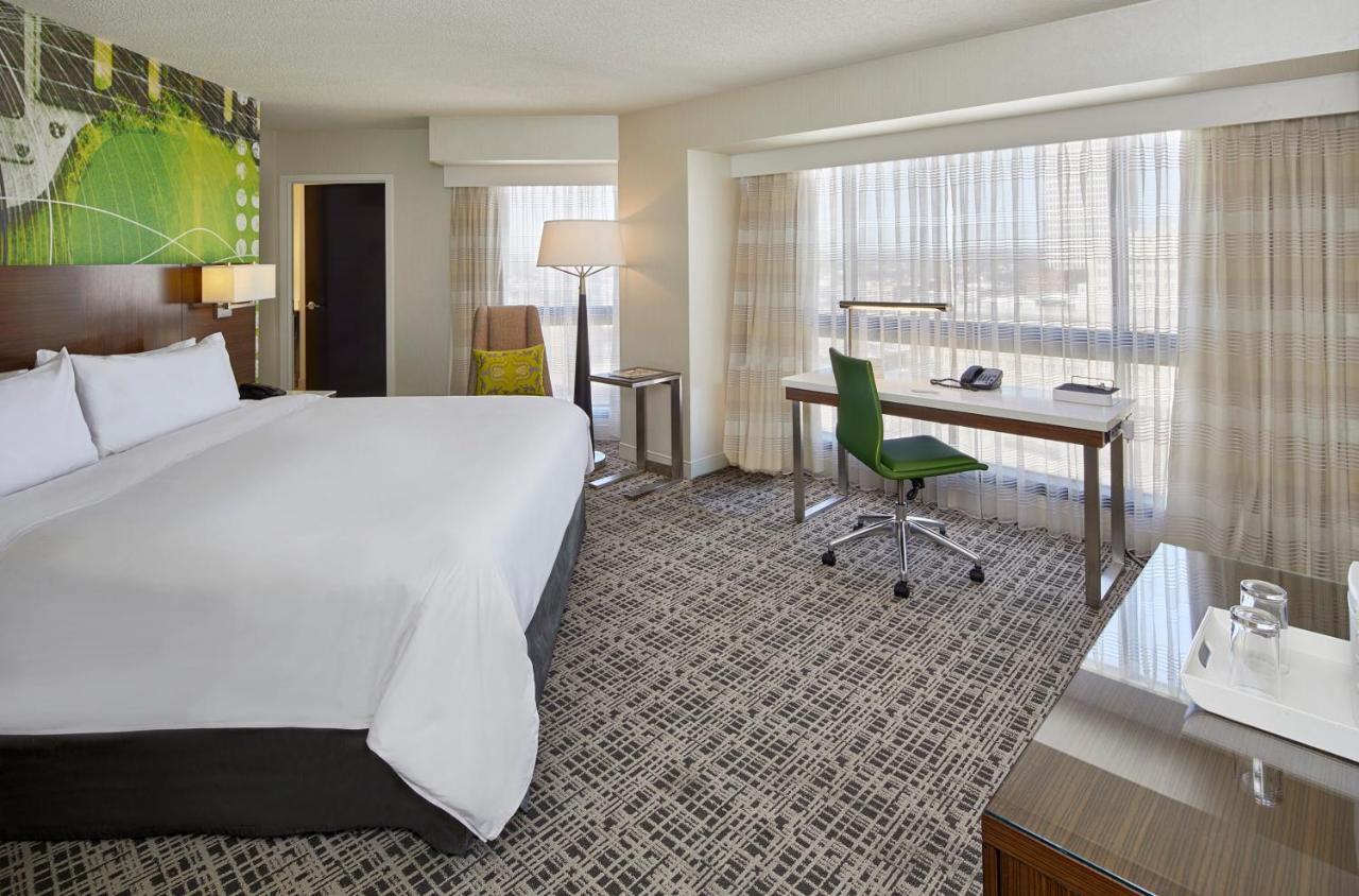 Large Deluxe King Room Corner Room