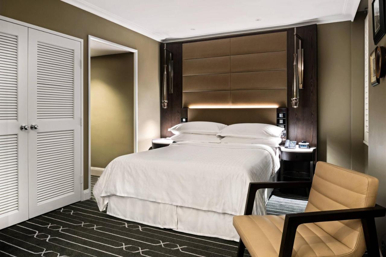 Kleineres Zimmer mit 1 Queensize-Bett zur Innenseite