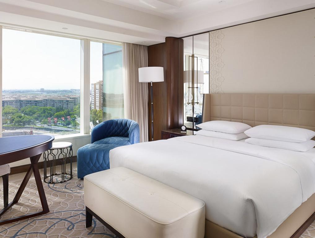 Zimmer mit Kingsize-Bett und Meerblick