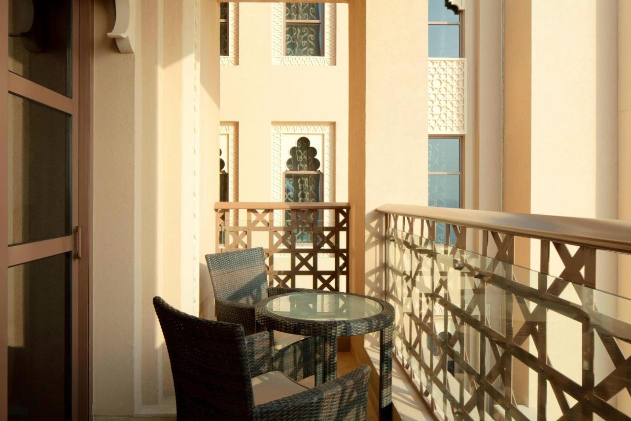 Deluxe Zimmer mit Kingsize-Bett, Stadtblick und Balkon