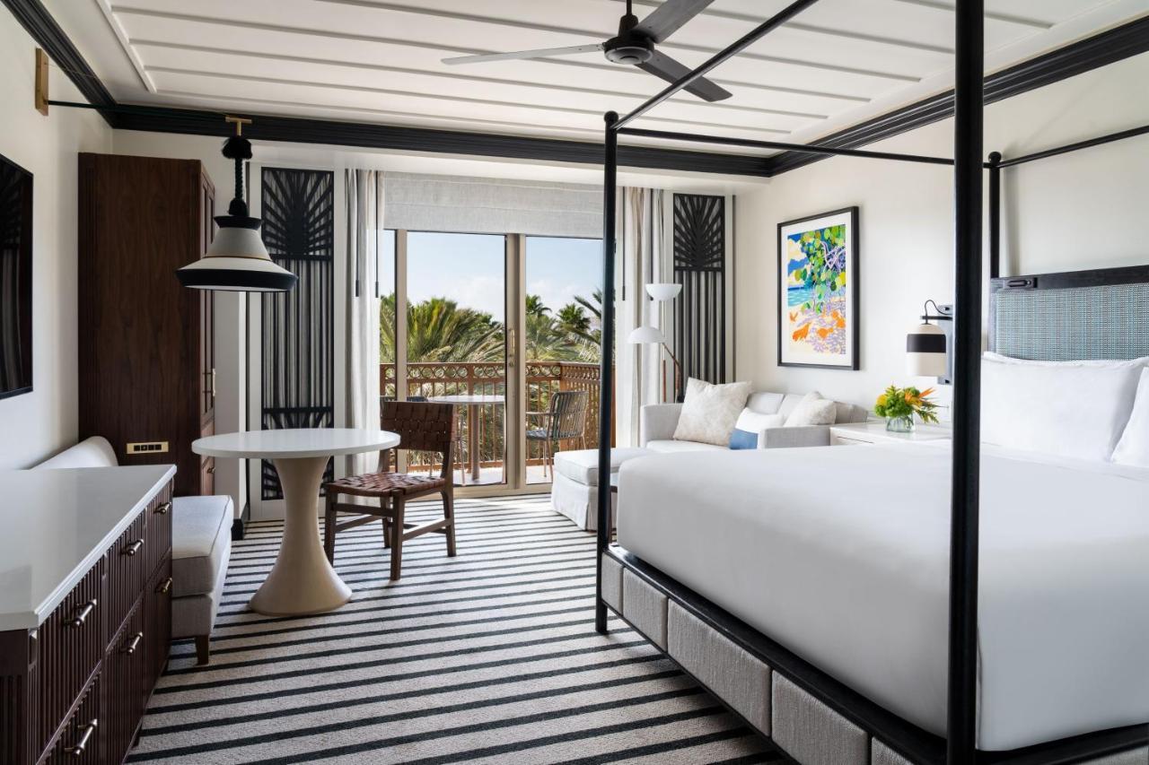 Zimmer mit Kingsize-Bett und Aussicht über das Resort