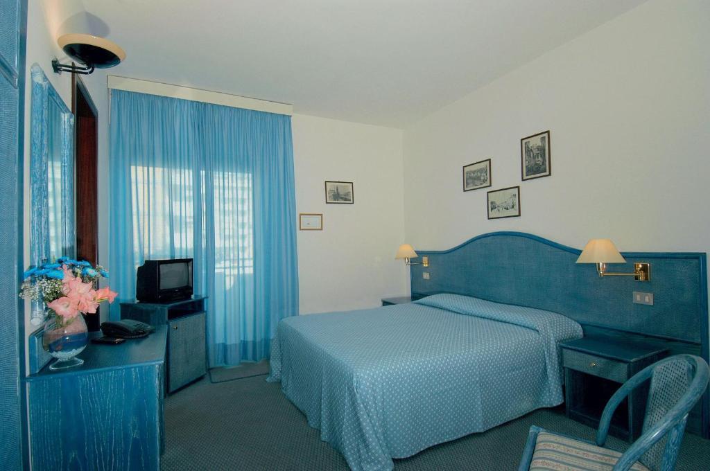 Doppel-/Zweibettzimmer mit Balkon und seitlichem Meerblick
