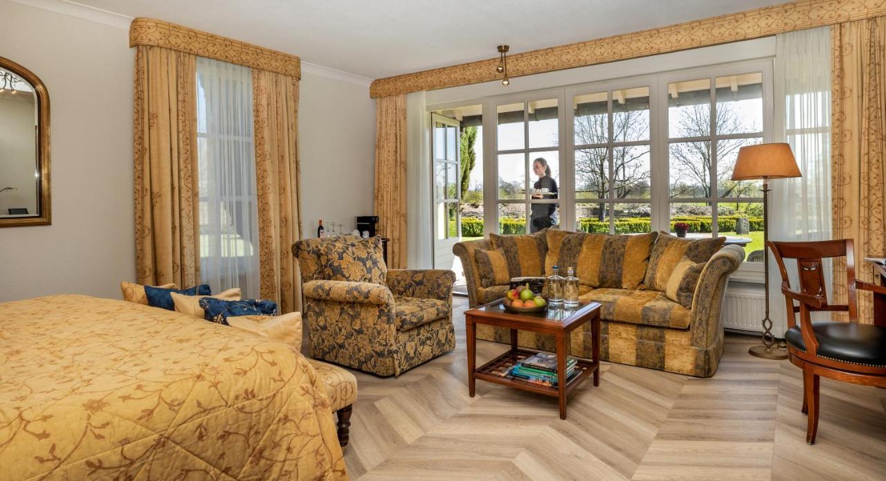 Zimmer mit Kingsize-Bett und Gartenblick.