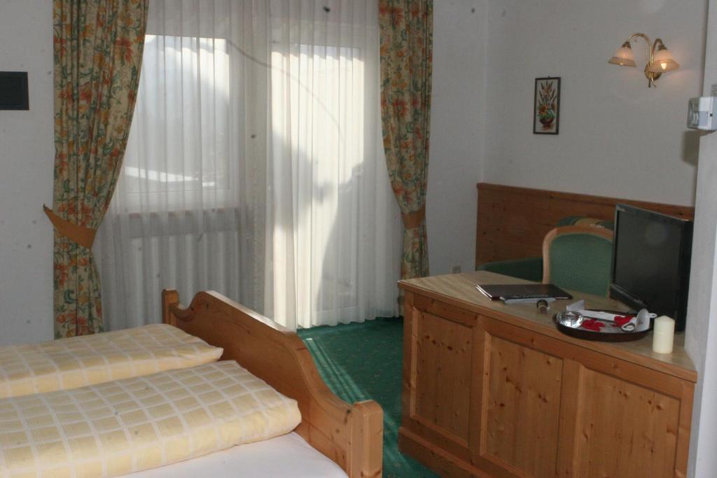 Doppel-/Zweibettzimmer mit Balkon