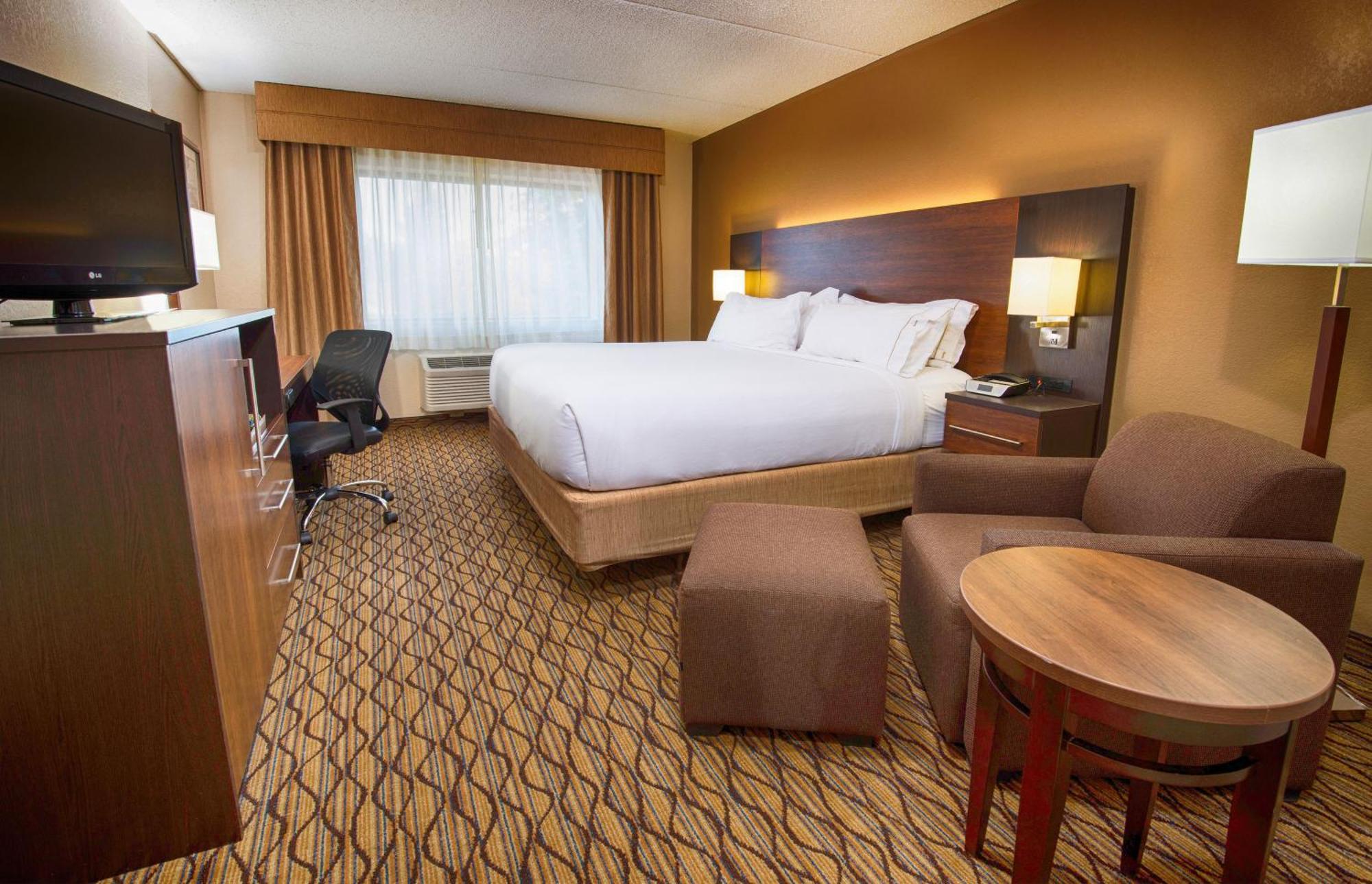 Standard Zimmer mit Kingsize-Bett und barrierefreier Badewanne