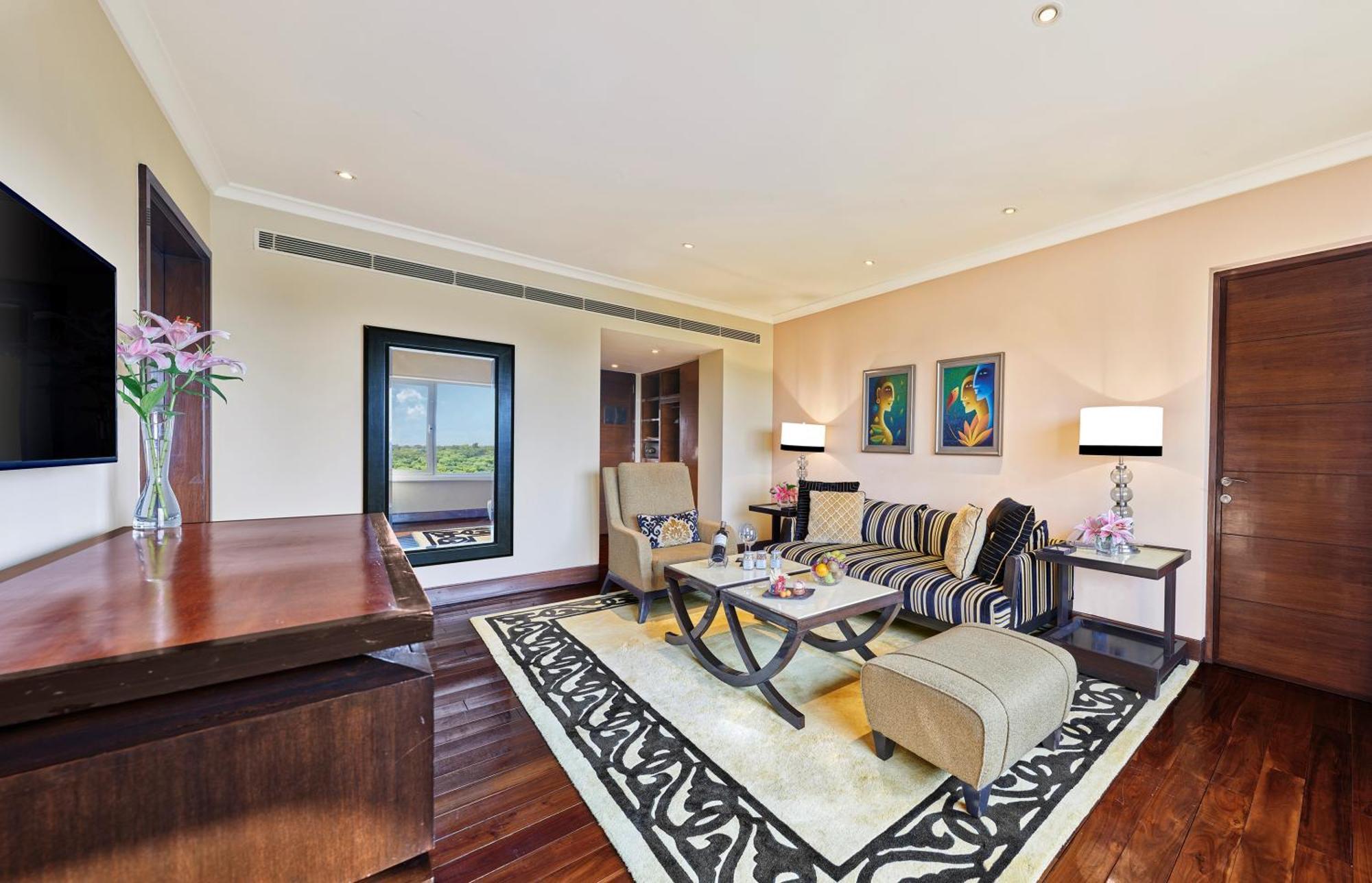 Taj Club Suite mit Kingsize-Bett und Blick auf die Diplomatische Enklave