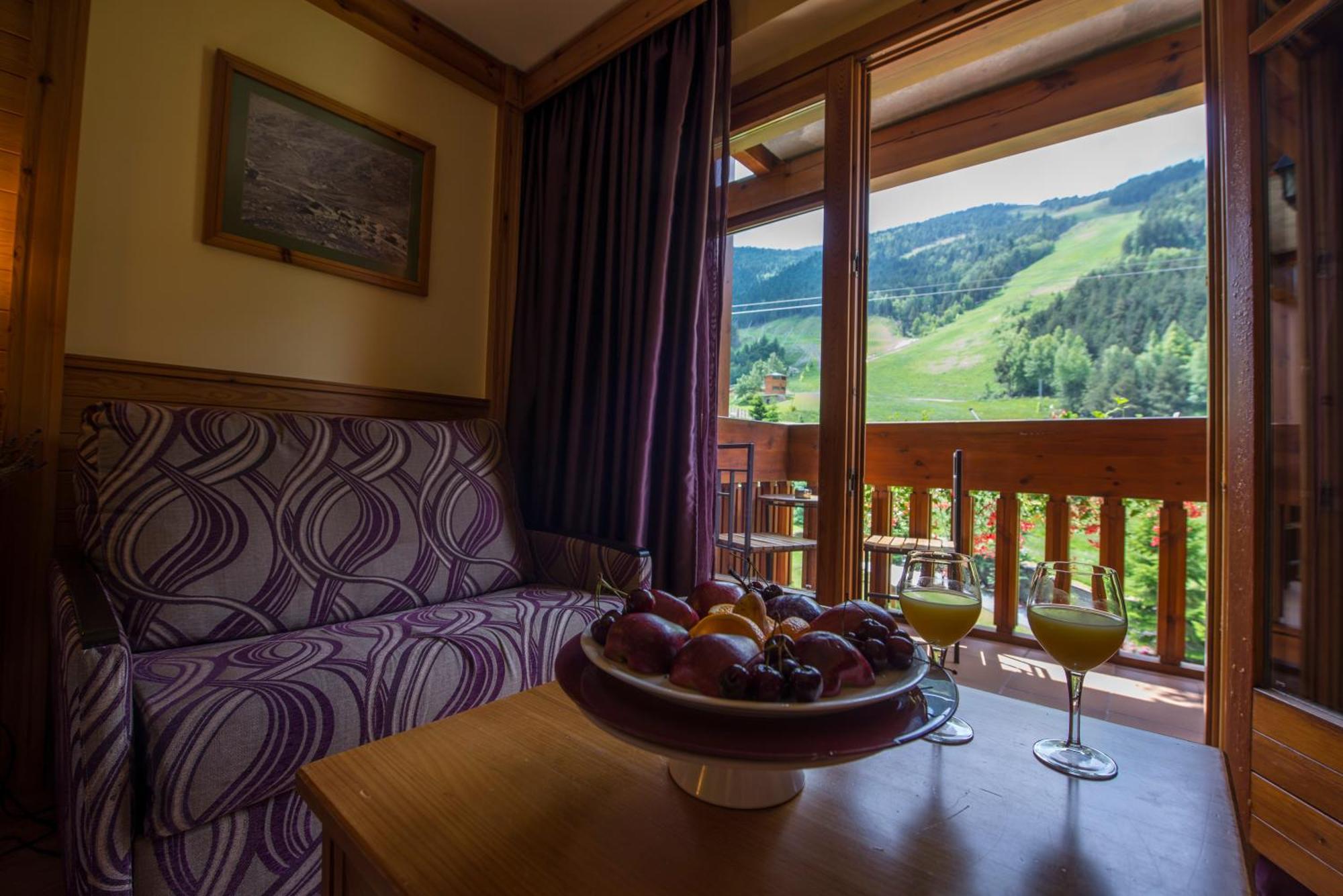 Zweibettzimmer mit Blick auf Skipisten