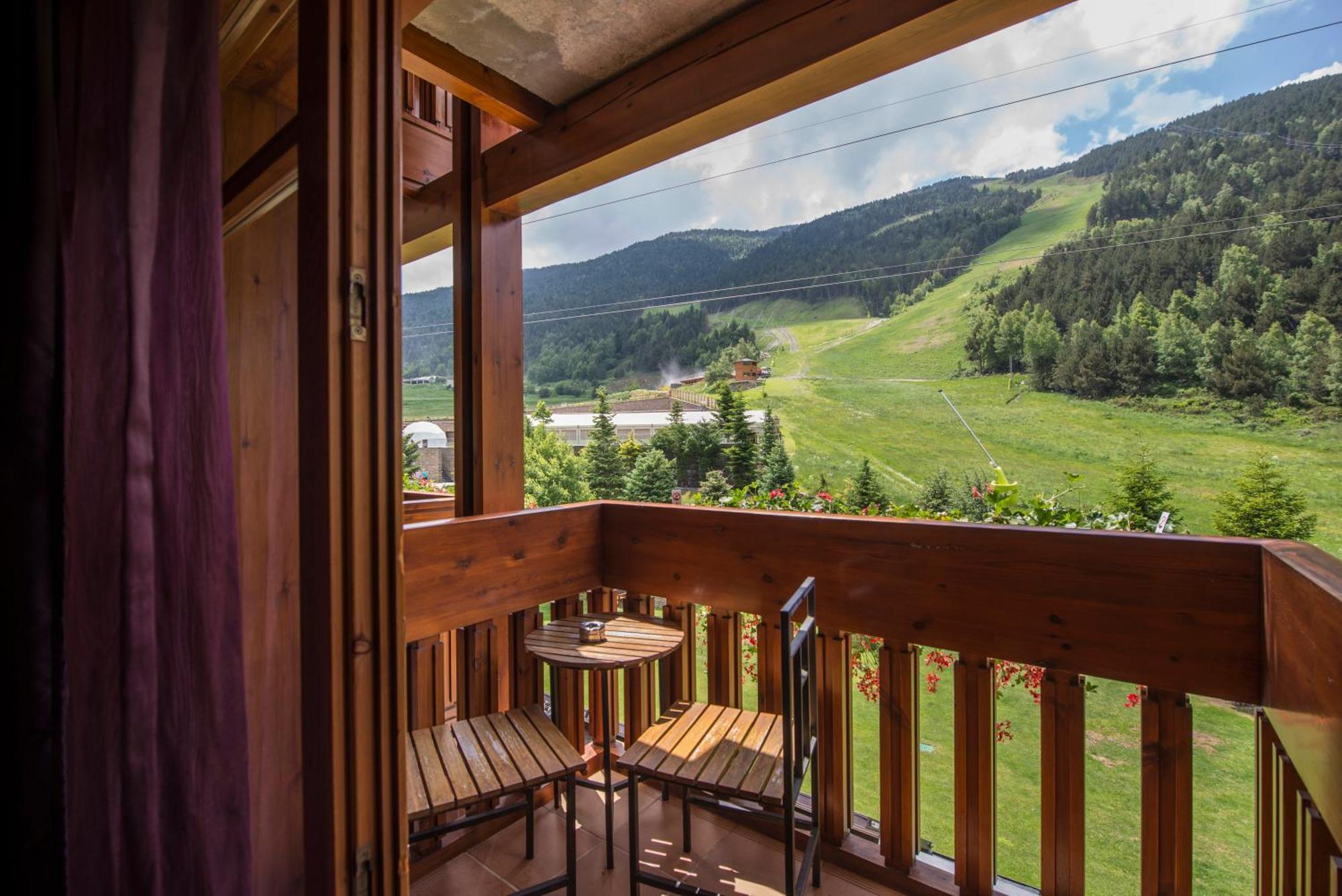 Dreibettzimmer mit Blick auf Skipisten