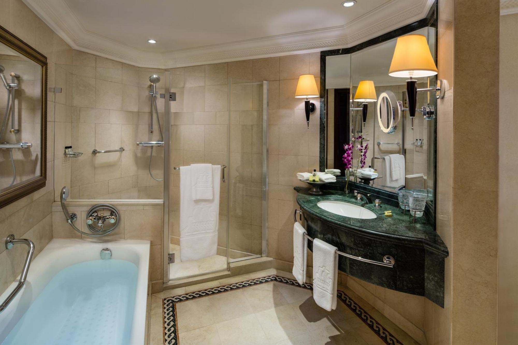 Premium Zimmer mit Kingsize-Bett, Balkon und Poolblick