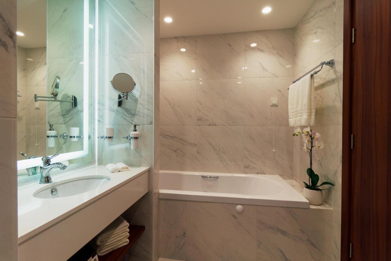 Doppelzimmer mit Poolblick und kostenfreiem Zugang zum AquaHouse Thermal & Beach