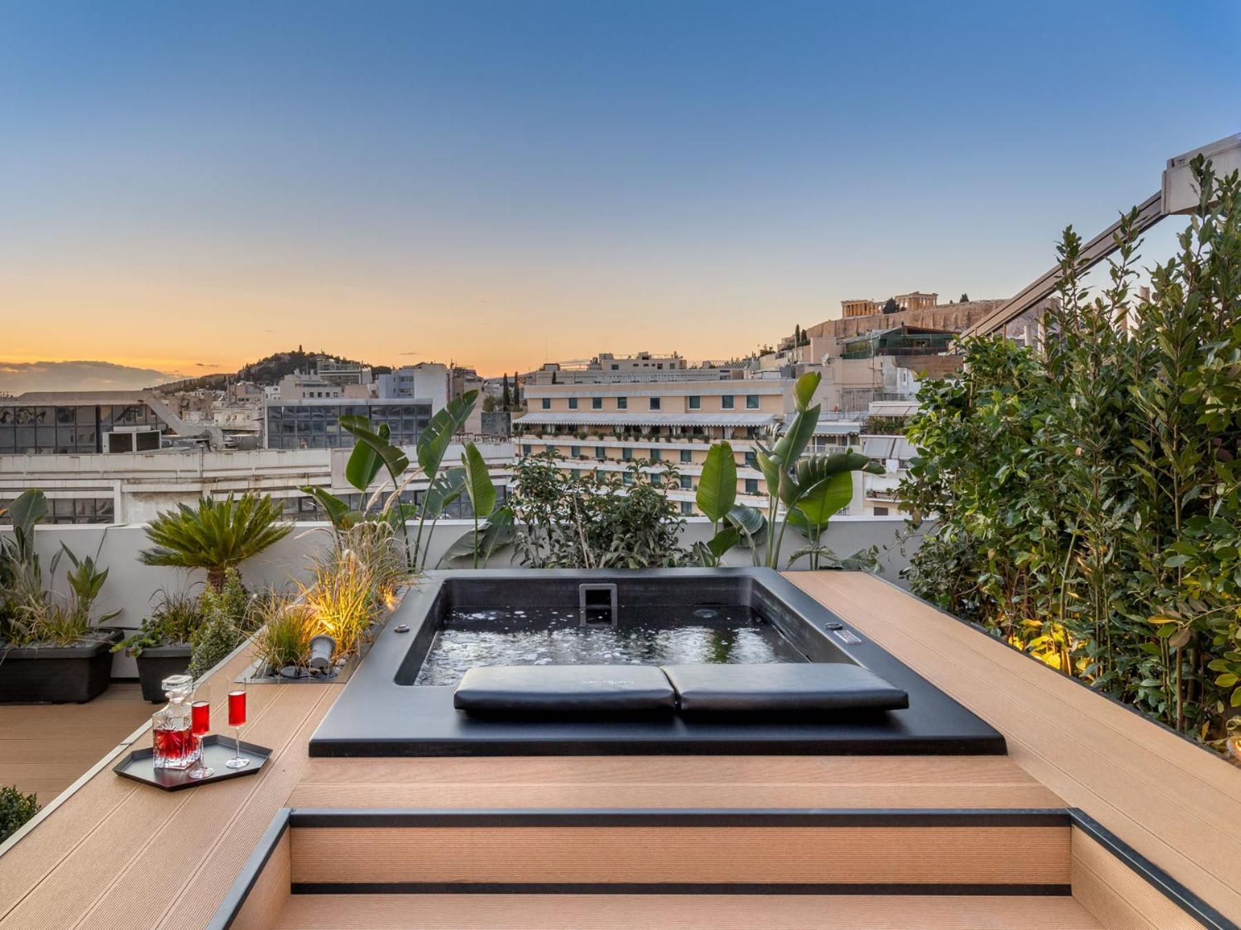 Penthouse-Suite mit Whirlpool und Blick auf die Akropolis