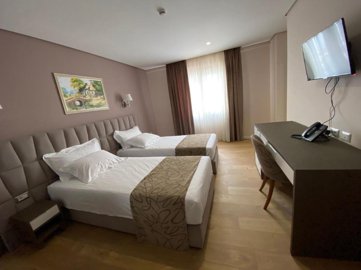 Zweibettzimmer mit Balkon