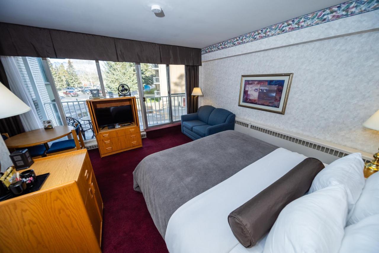 Zimmer mit Kingsize-Bett und Bergblick