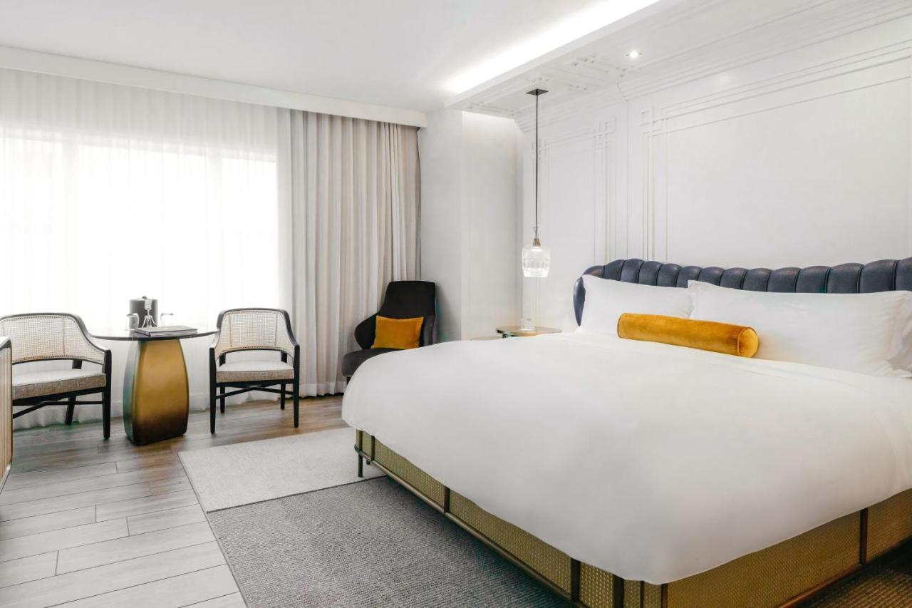 Zimmer mit Poolblick und 1 Kingsize-Bett