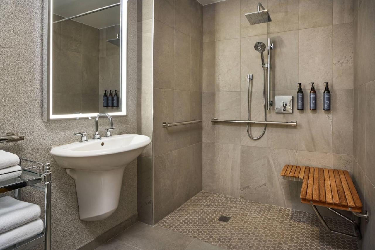 Deluxe Larger Guest room 2 Queen City view