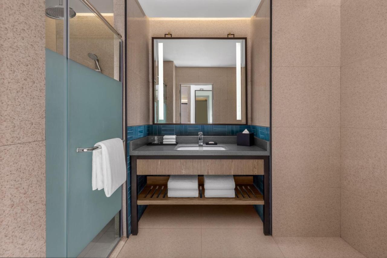 Deluxe Zimmer mit Kingsize-Bett, Balkon und Poolblick