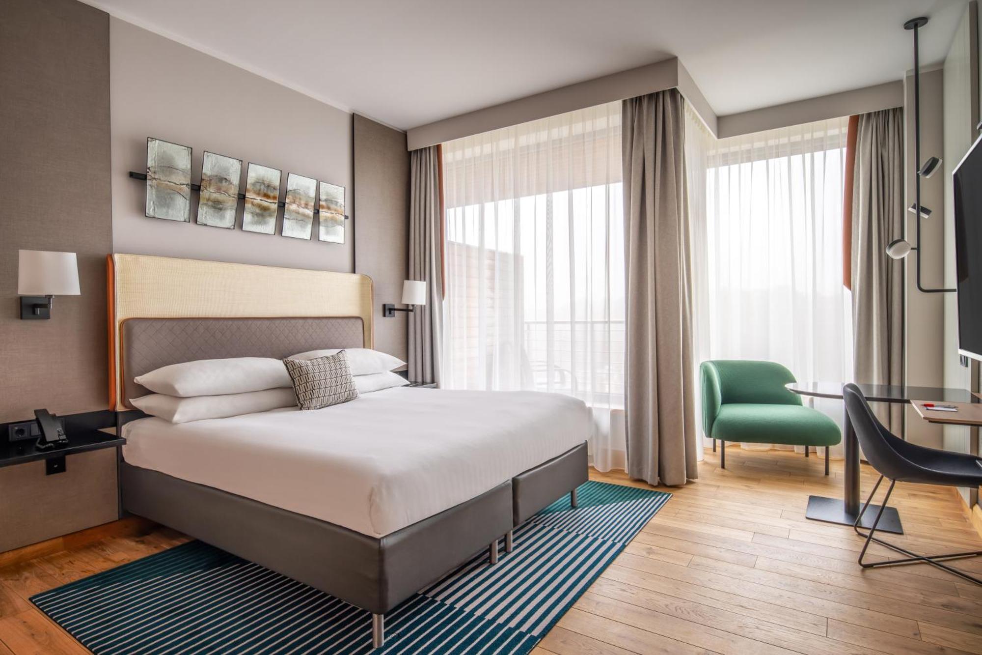 Zimmer mit Kingsize-Bett und Balkon