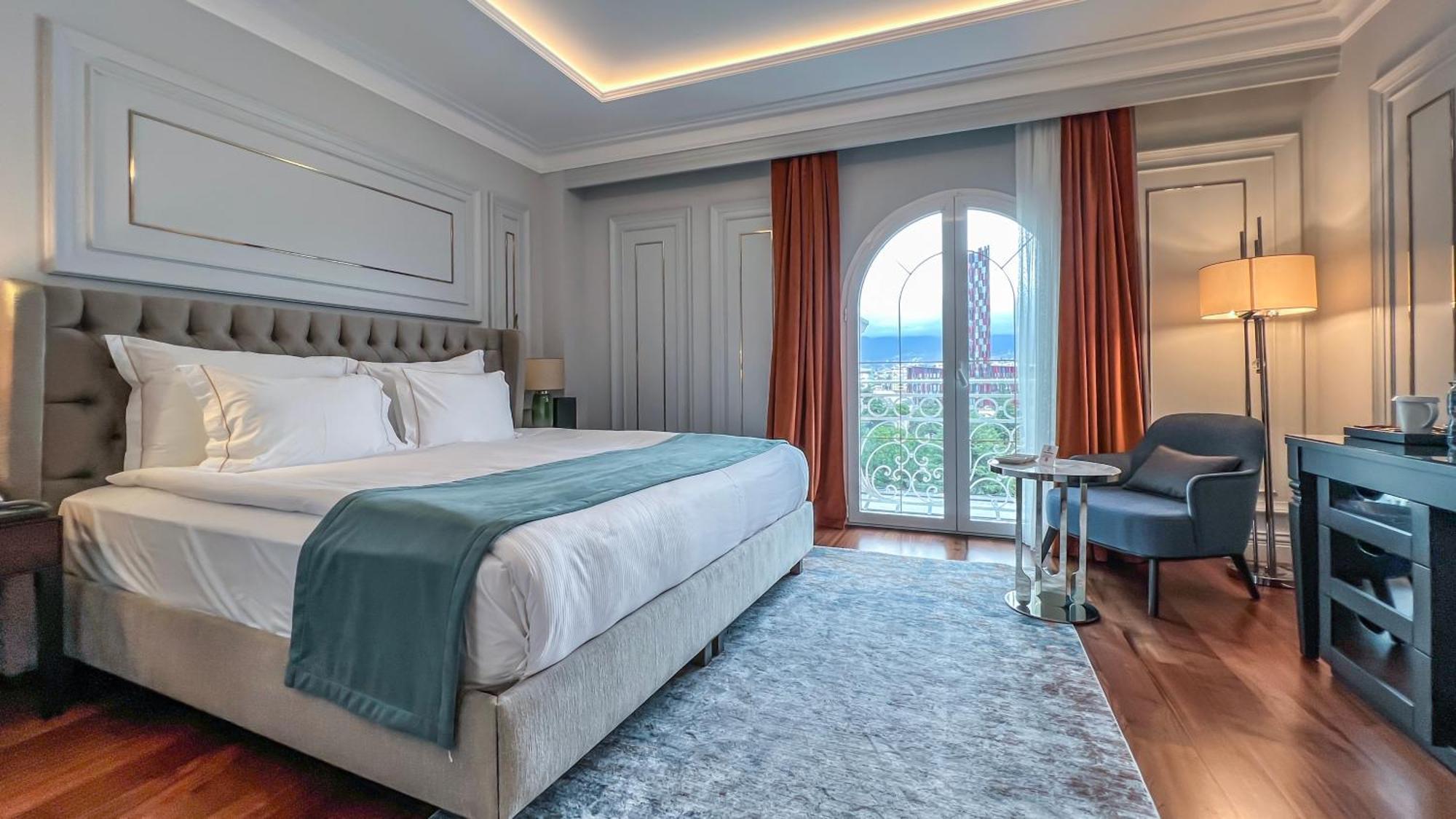 Deluxe Zimmer mit Kingsize-Bett und Stadtblick