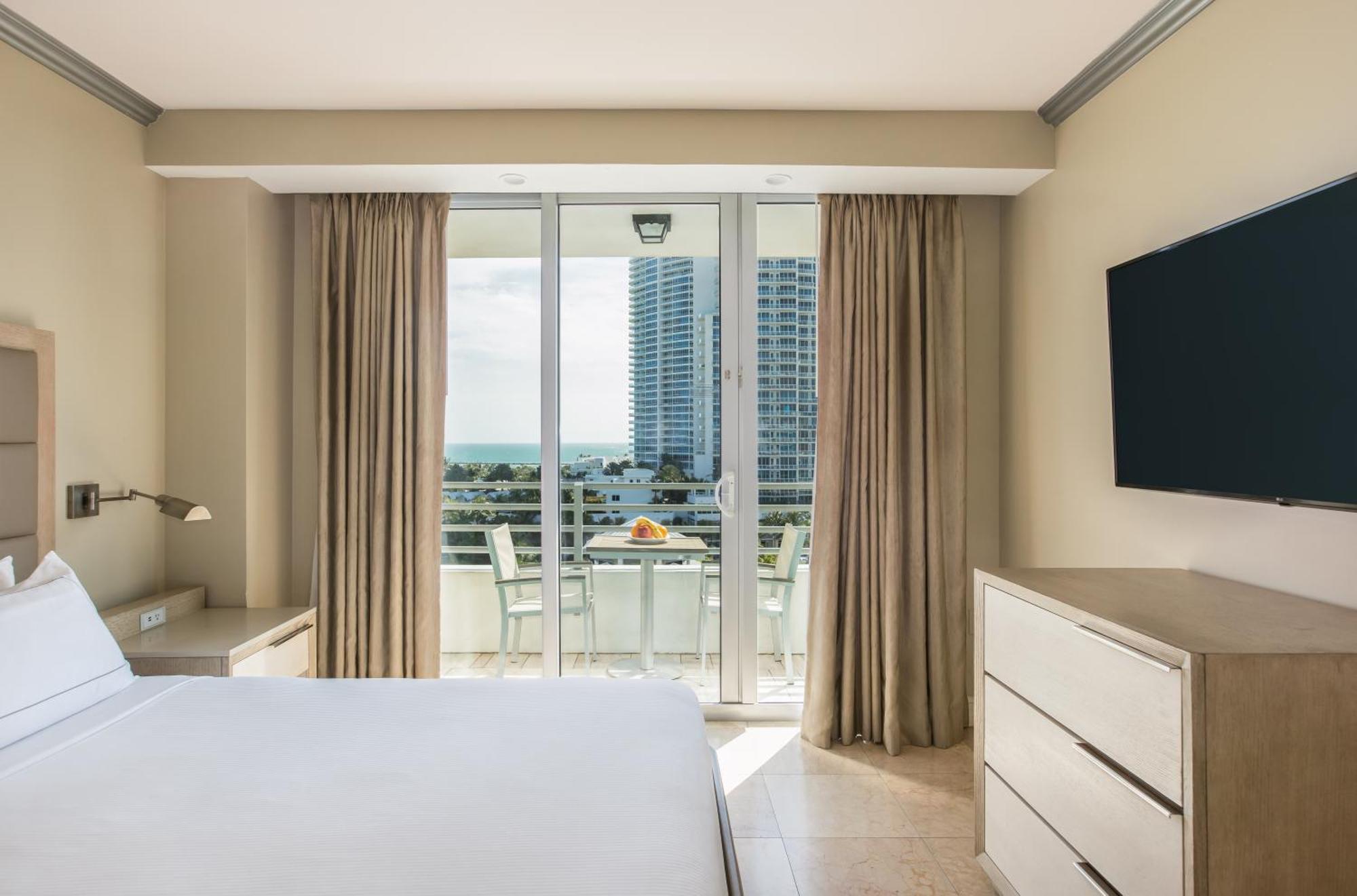 Suite mit 1 Schlafzimmer, Kingsize-Bett und seitlichem Meerblick