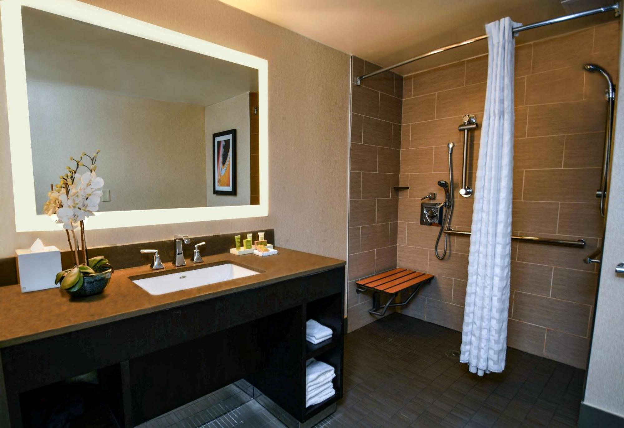 Zimmer mit Kingsize-Bett - Barrierefrei/befahrbare Dusche