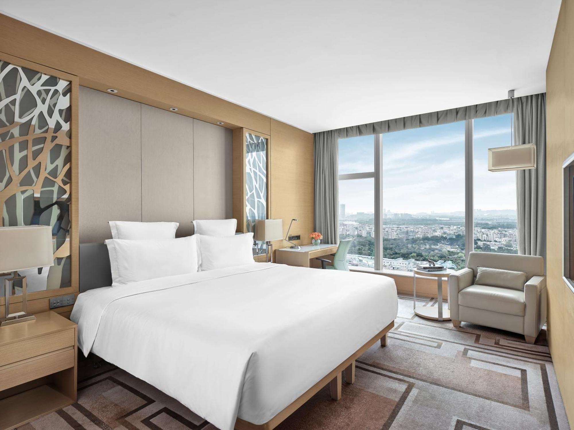 Deluxe Zimmer mit großem Doppelbett (Kingsize) und Stadtblick