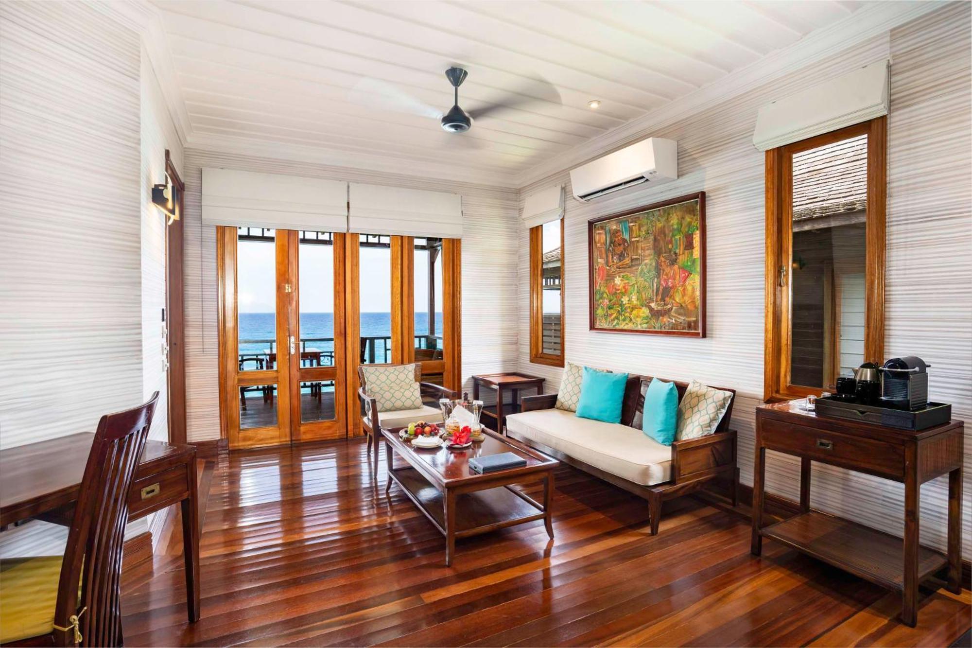 Villa mit Kingsize-Bett und Meerblick