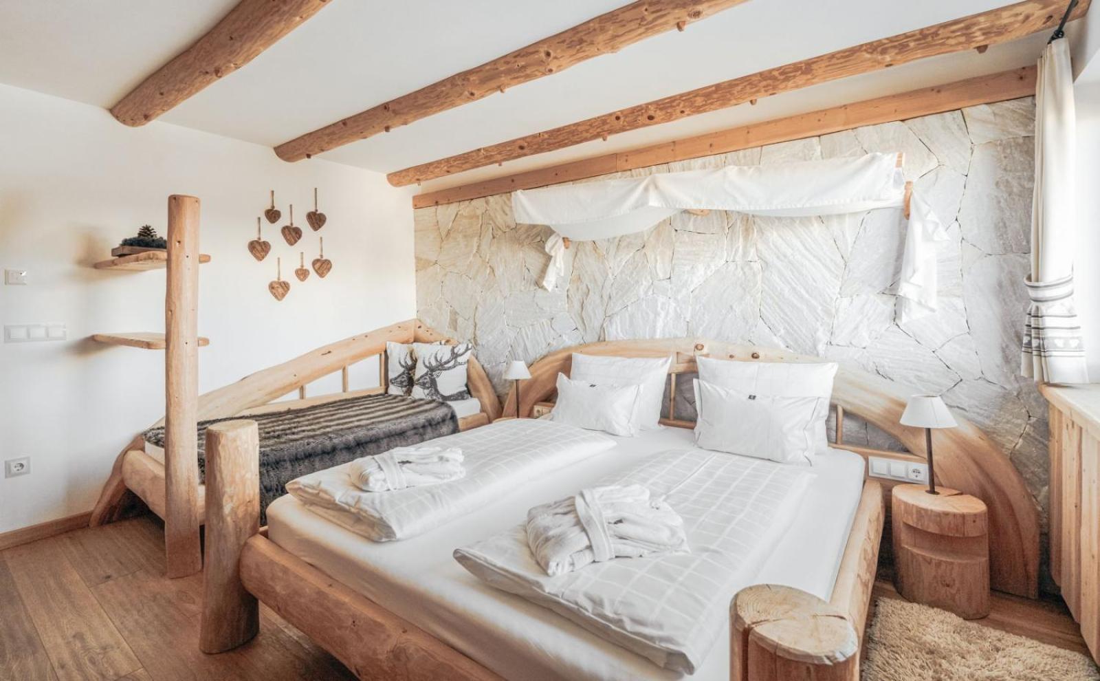 Zimmer mit Kingsize-Bett und Bergblick