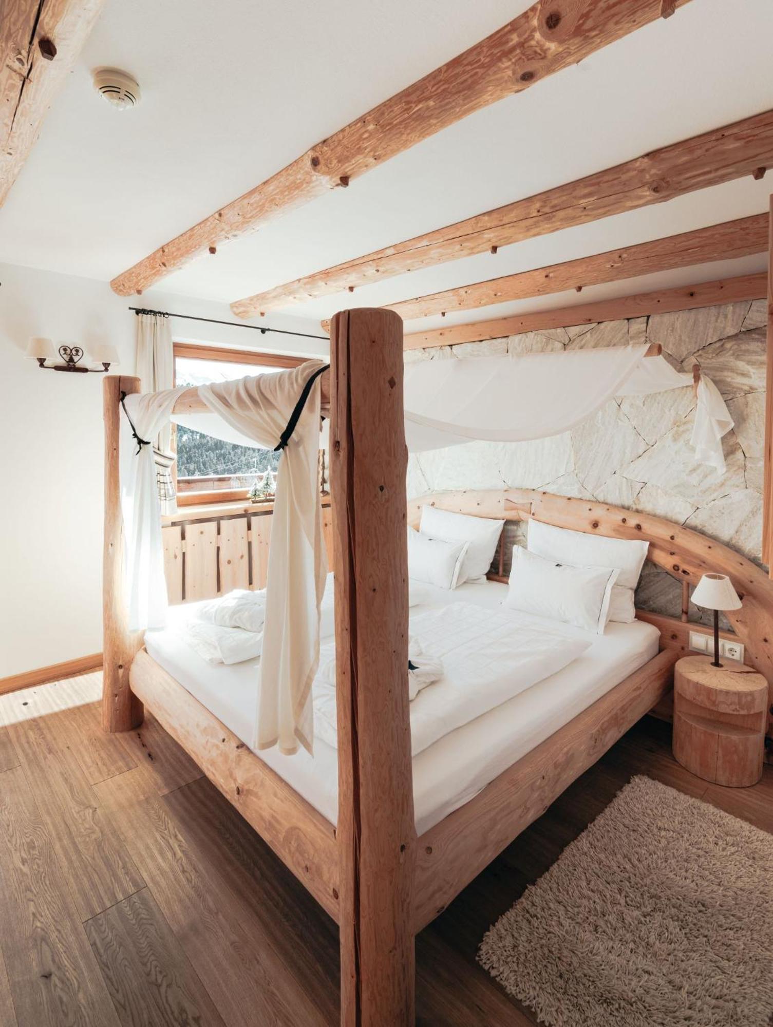 Zimmer mit Queensize-Bett und Balkon