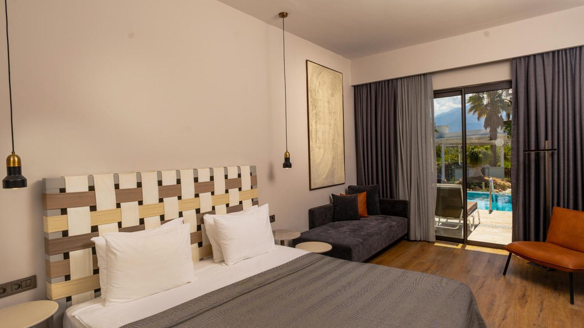 Doppel-/Zweibettzimmer mit Zugang zum Pool