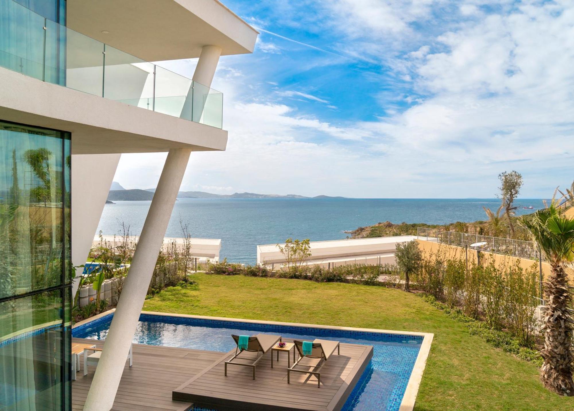 Poolvilla mit 4 Schlafzimmern, Balkon und Meerblick