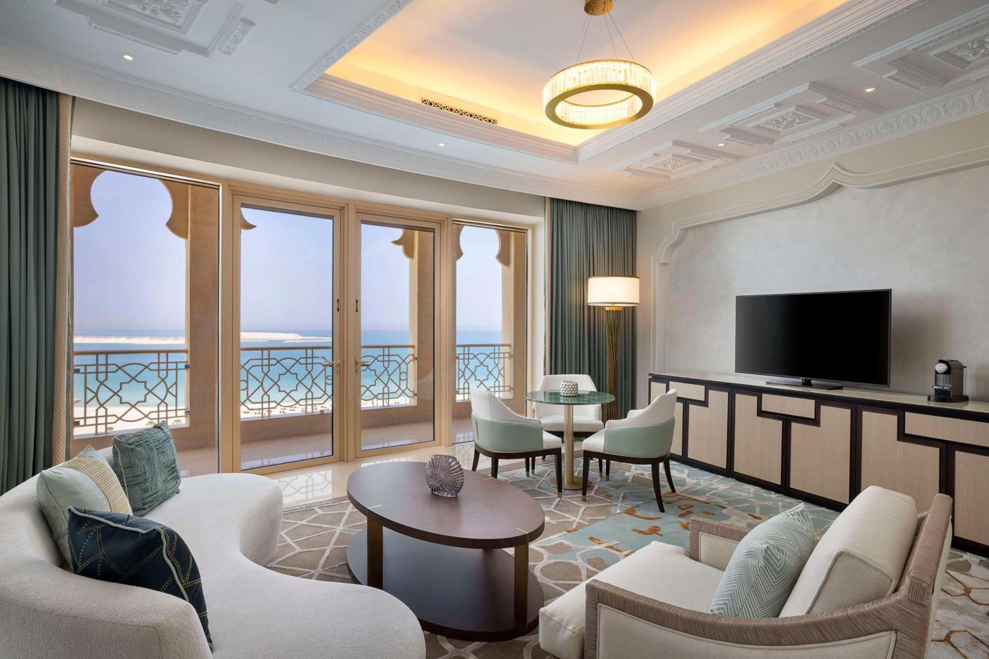Premium Queen Zimmer mit 2 Queensize-Betten und Meerblick.
