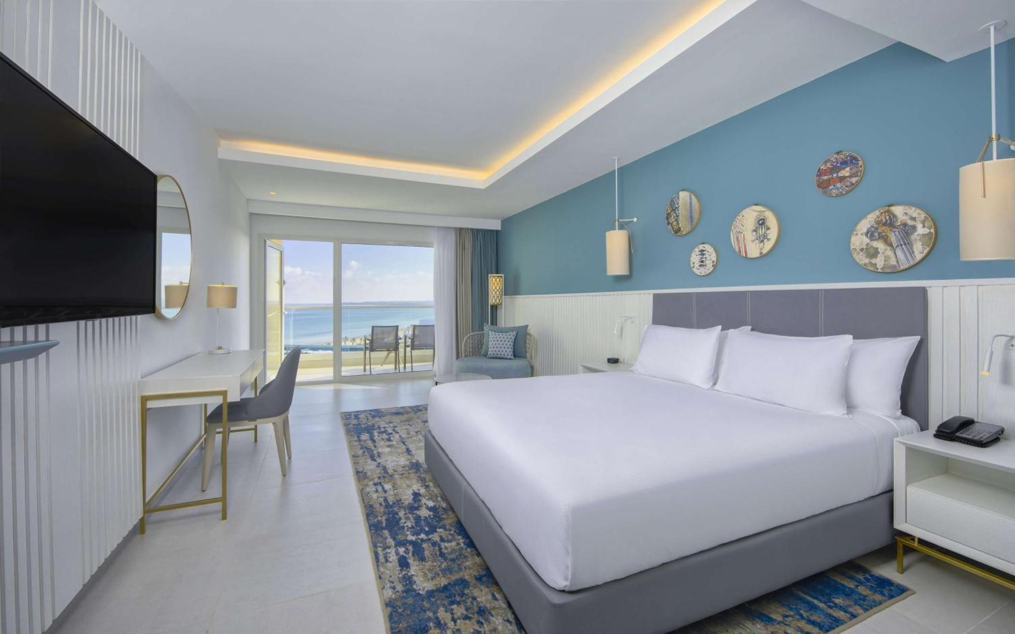 Deluxe Zimmer mit Kingsize-Bett und seitlichem Meerblick.