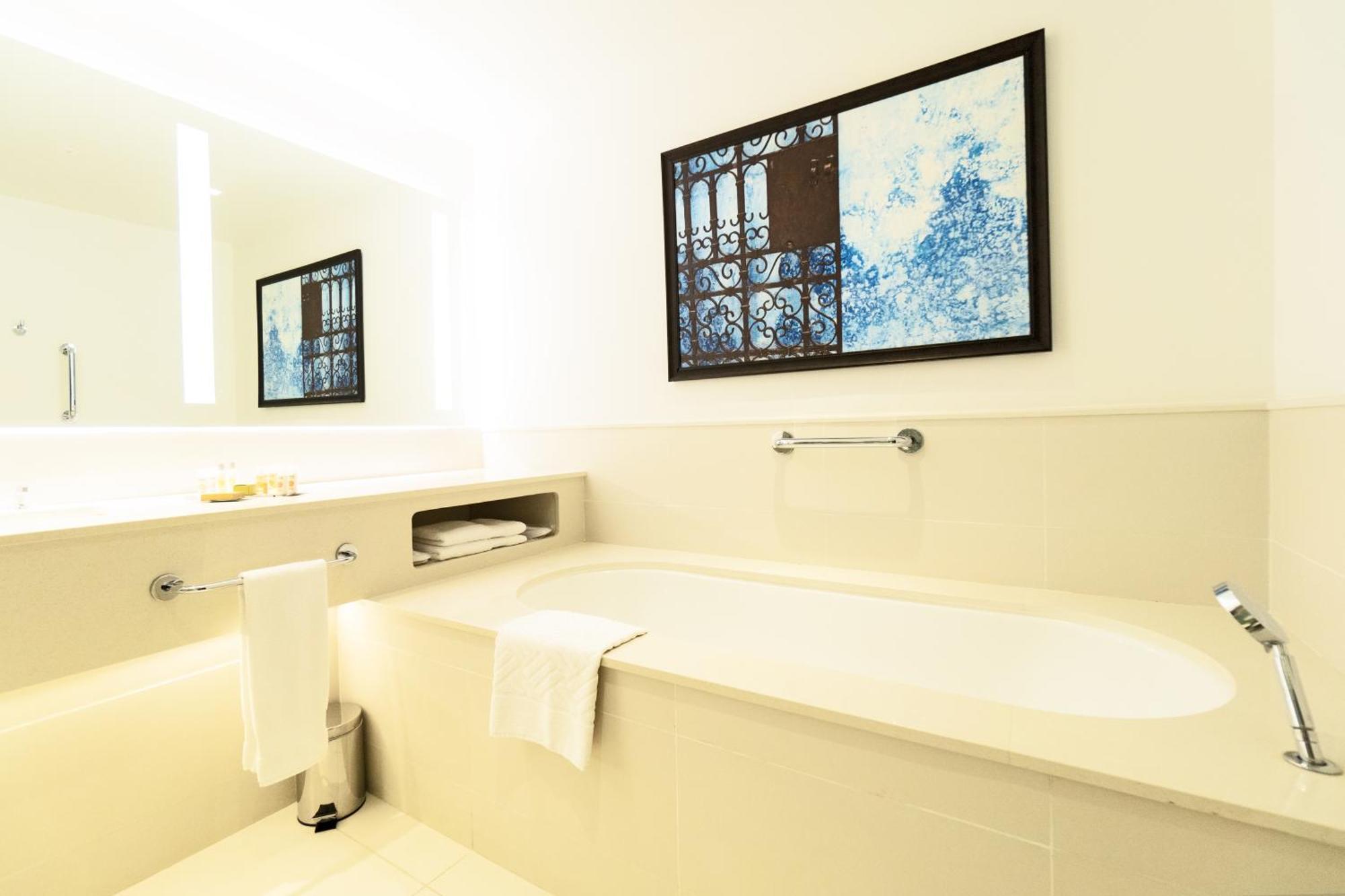 Deluxe Twin Room with Two Twin Beds and Ocean View