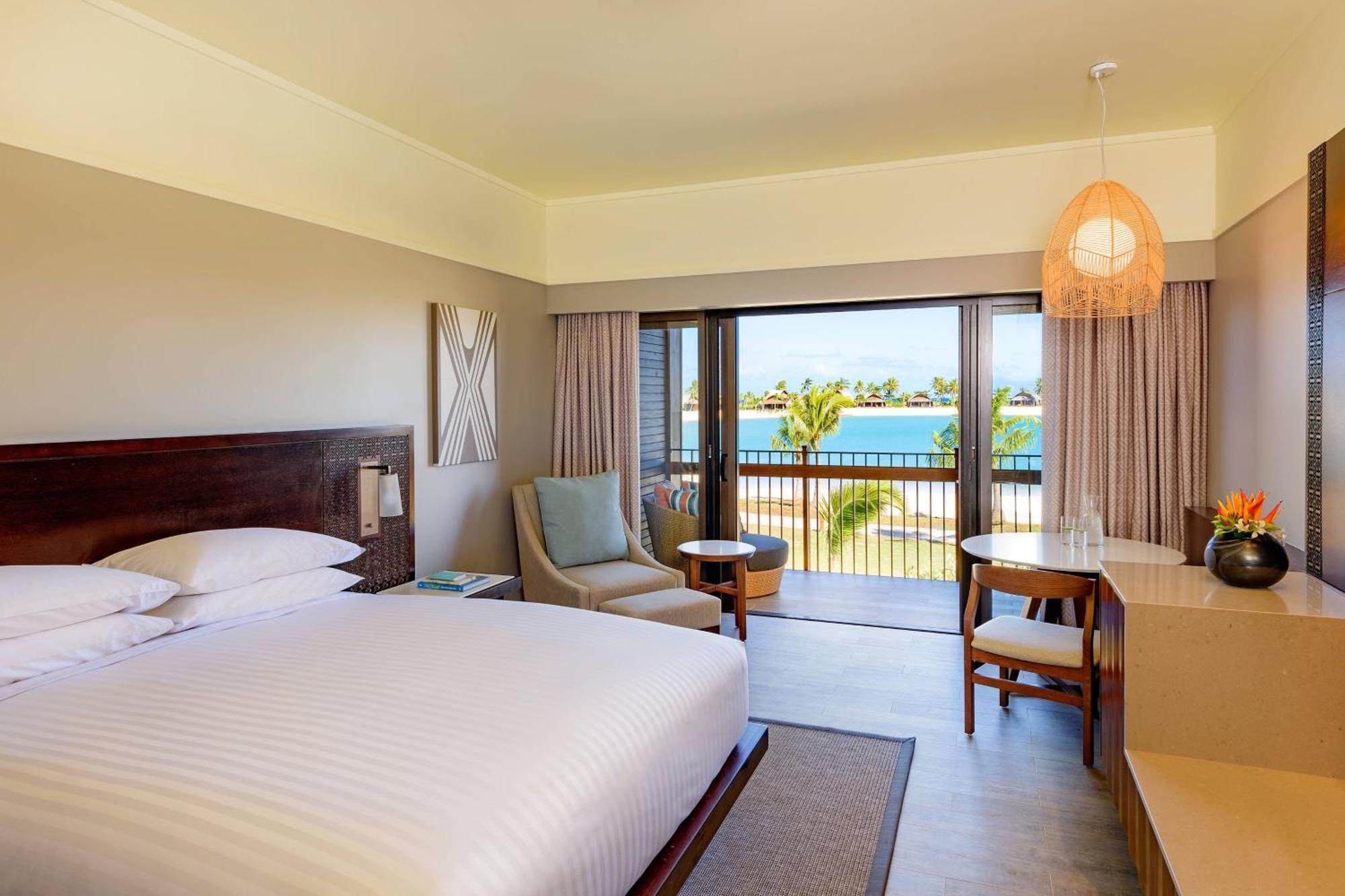 Zimmer mit 1 Kingsize-Bett und Blick auf die Lagune