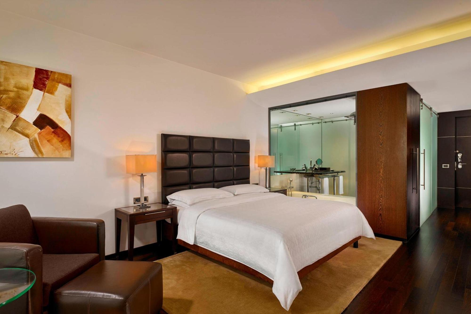 Club Zimmer mit 1 Queensize-Bett sowie Zugang zur Club Lounge und dem Wellnessbereich